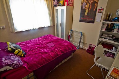 3 bedroom flat to rent, *£550PCM INCLUDING BILLS* Gordon Road, West Bridgford