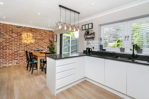 2 High Ridge, Hythe, CT21 5TE