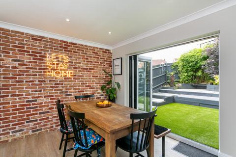 2 High Ridge, Hythe, CT21 5TE