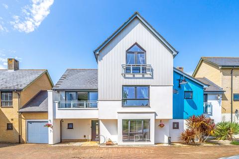 5 bedroom link detached house for sale