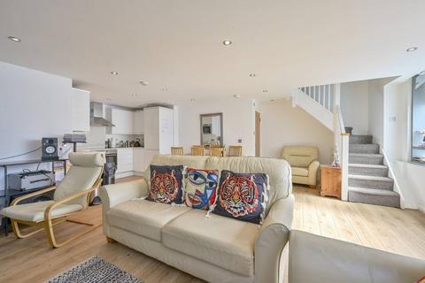 2 bedroom flat to rent, Hardwicks Square, Wandsworth Town, London, SW18