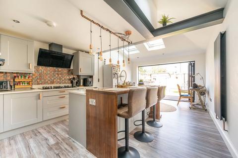 5 bedroom terraced house for sale, New Road, Chingford, London, E4