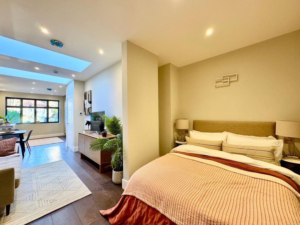 Open plan Kitchen/lounge/bedroom/dining area