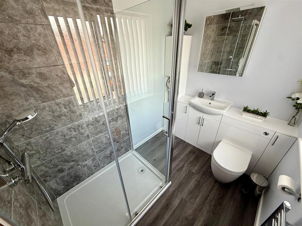 BC76 En Suite.jpg