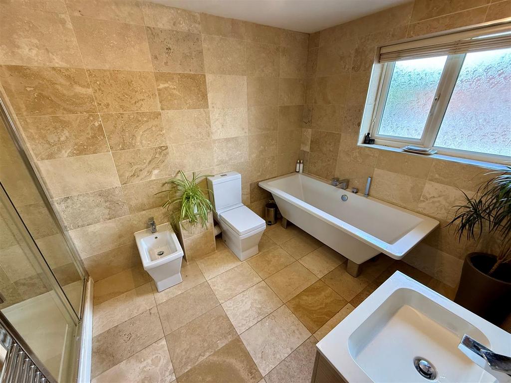 BC76 Bathroom.jpg