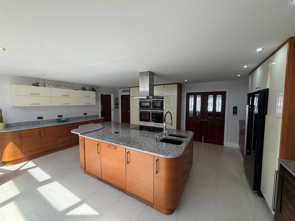 BC76 Kitchen2.jpg