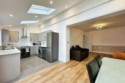 4 bedroom semi-detached house for sale, Greencourt Avenue, Edgware, HA8
