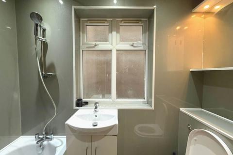 3 bedroom semi-detached house to rent, Chives Road, Chingford, E4
