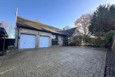 3 bedroom detached bungalow for sale, Wyke Road, Gillingham
