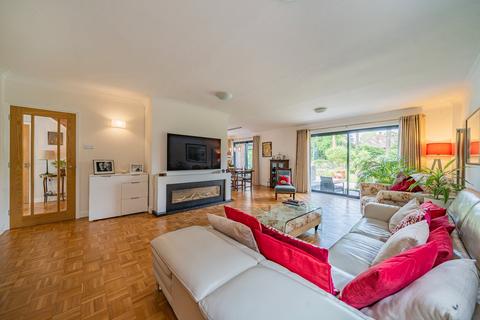 5 Dean Close, Woking, GU22 8NX