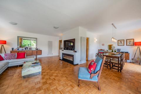 5 Dean Close, Woking, GU22 8NX