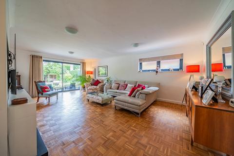 5 Dean Close, Woking, GU22 8NX