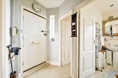 2 bedroom flat for sale, Tooting Broadway, London SW17
