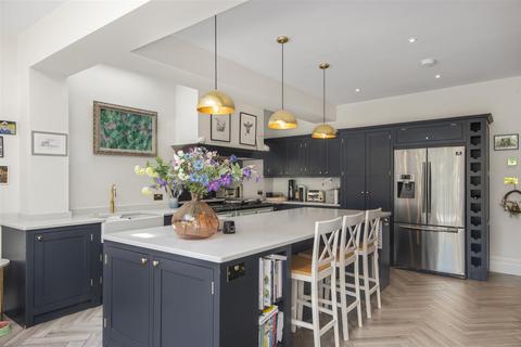 152 Dora Road, London, SW19 7HJ