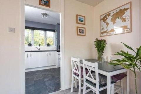 8 Vicarage Fields, Walton-on-thames, KT12 2EL