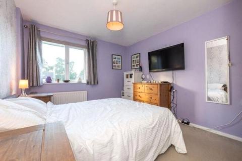 8 Vicarage Fields, Walton-on-thames, KT12 2EL