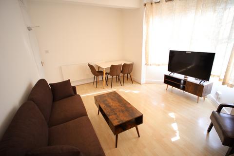 4 bedroom flat to rent, Queensway, London W2
