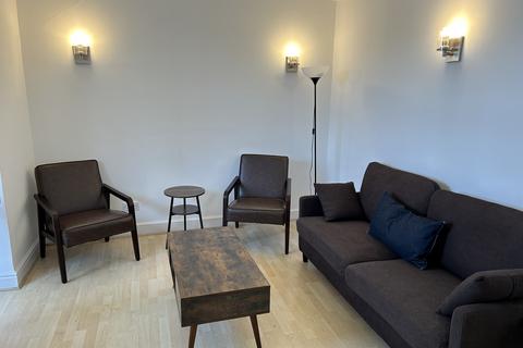 4 bedroom flat to rent, Queensway, London W2