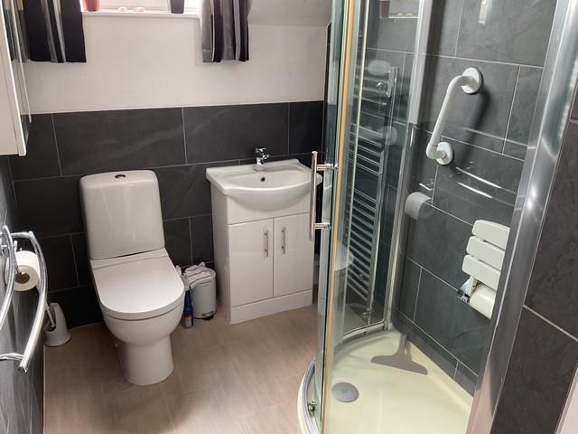 Flat 6 West Mains Court - Bathroom.jpg