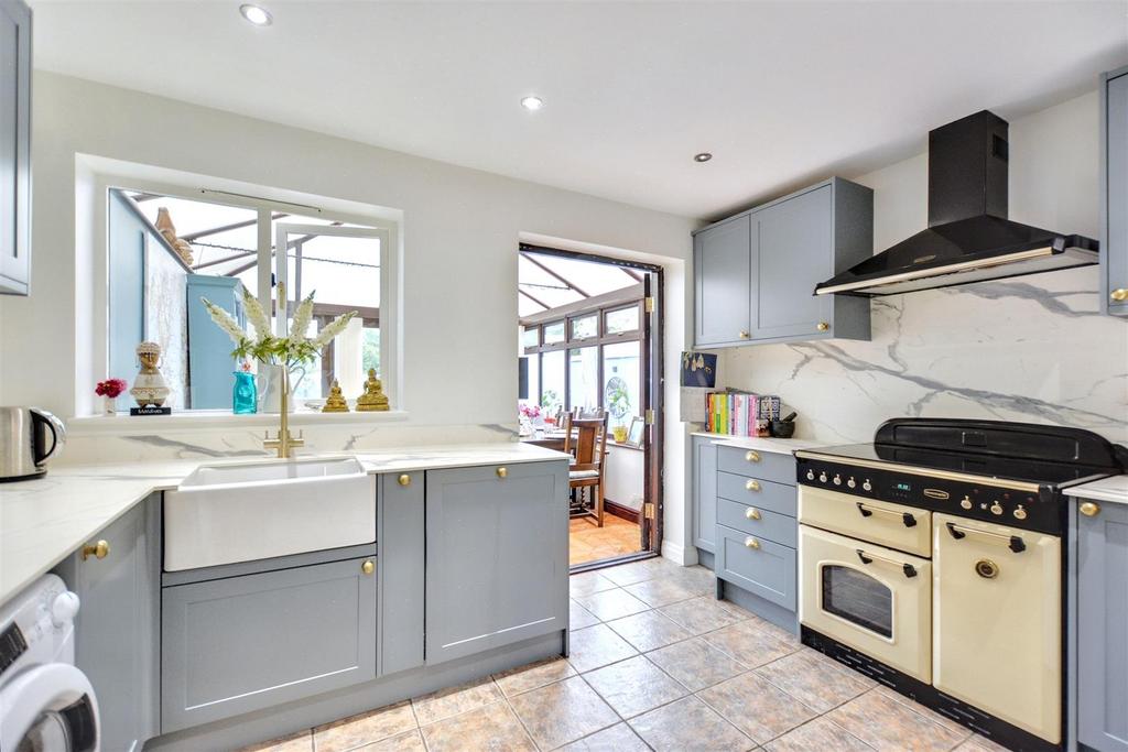 Kitchen 2.jpeg