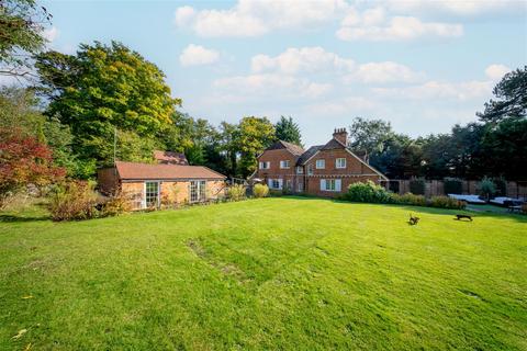 5 bedroom detached house to rent, Farnham Lane, Slough SL2