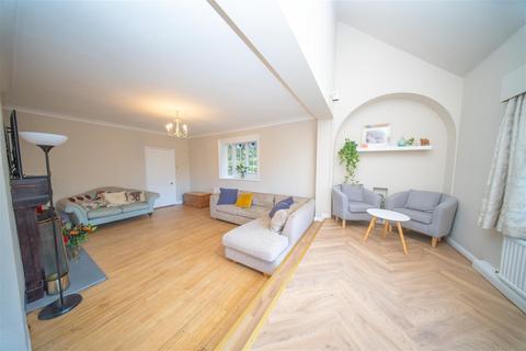 5 bedroom detached house to rent, Farnham Lane, Slough SL2