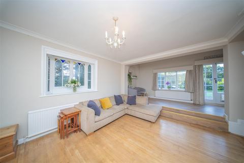 5 bedroom detached house to rent, Farnham Lane, Slough SL2