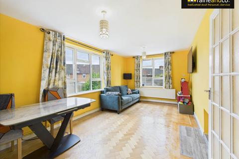 19 Fetherstone Close, Potters Bar, EN6 5NS