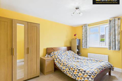 19 Fetherstone Close, Potters Bar, EN6 5NS