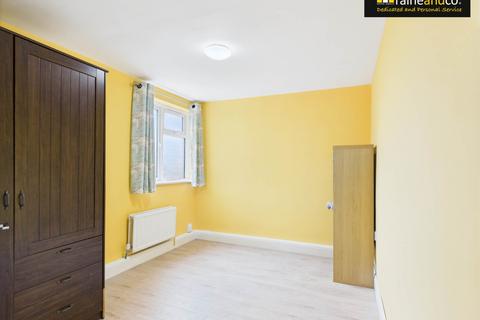 19 Fetherstone Close, Potters Bar, EN6 5NS