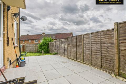 19 Fetherstone Close, Potters Bar, EN6 5NS