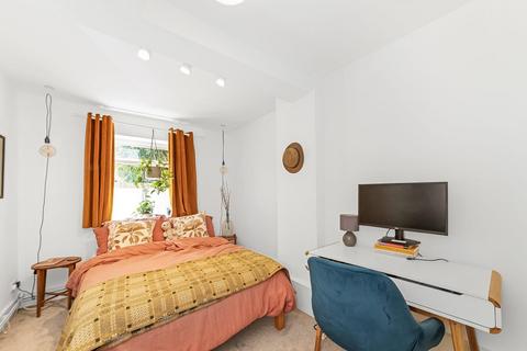 90d Lewisham Way, London, SE14 6NY
