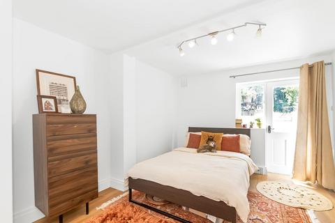 90d Lewisham Way, London, SE14 6NY