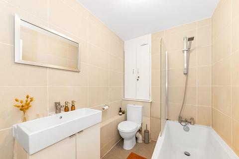 90d Lewisham Way, London, SE14 6NY