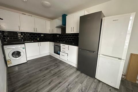 1 bedroom in a house share to rent, Barking Road Room 2 London E16 1EN