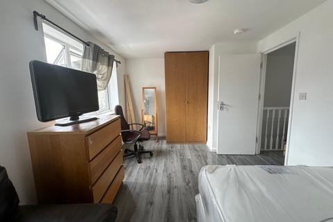 1 bedroom in a house share to rent, Barking Road Room 2 London E16 1EN