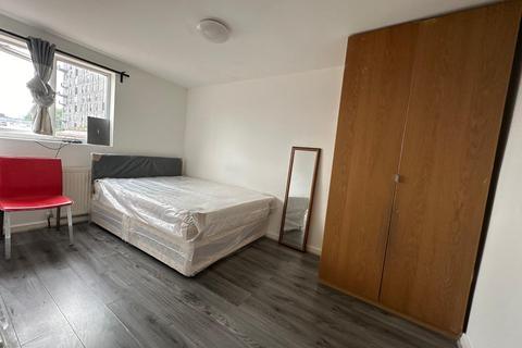 1 bedroom in a house share to rent, Barking Road Room 2 London E16 1EN