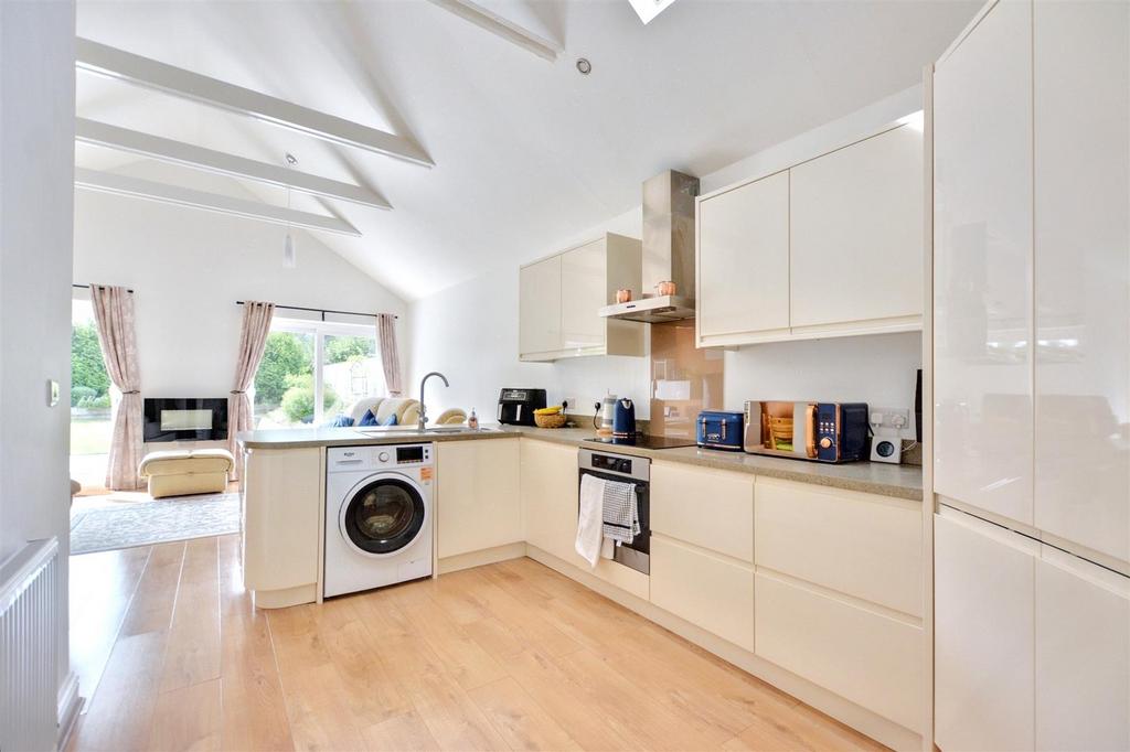 Kitchen 2.jpeg