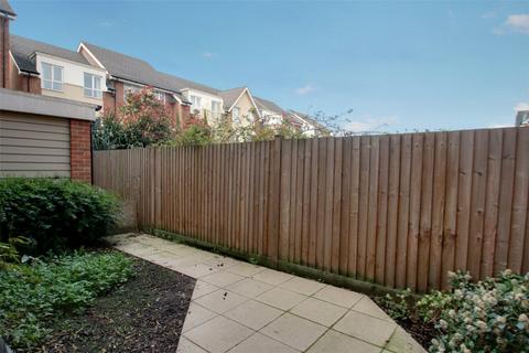 1 bedroom apartment for sale, Harrow Close, Addlestone, Surrey, KT15
