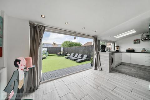 3 bedroom semi-detached bungalow for sale, Tiber Avenue, Hollinwood, Oldham, OL8