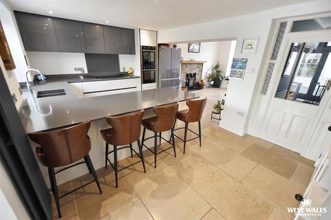 5 bedroom detached house for sale, Carmarthen Road