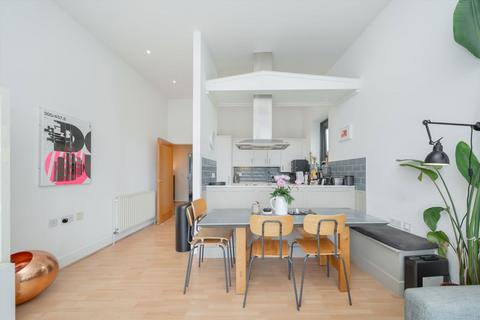 2 bedroom flat for sale, Manor Gardens, London N7