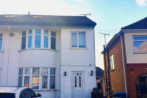Studio to rent, Kingsbury, London NW9