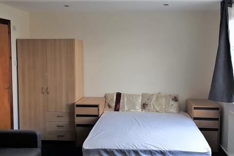 Studio to rent, Kingsbury, London NW9