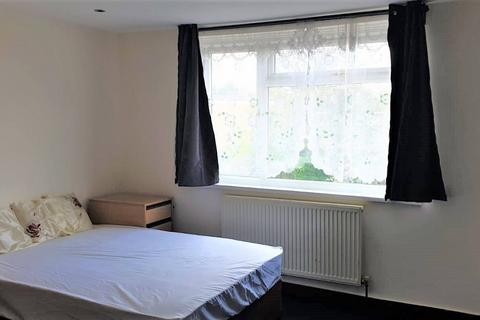 Studio to rent, Kingsbury, London NW9
