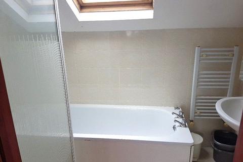 Studio to rent, Kingsbury, London NW9