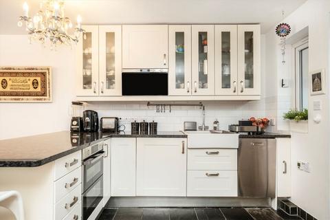 3 Codling Close, London, E1W 2UX
