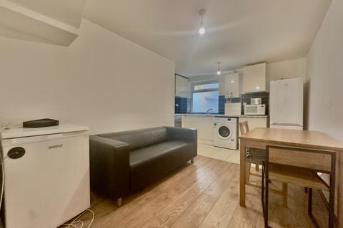 3 bedroom flat to rent, Amersham Road, New Cross, Lewisham, London, SE14 6QE