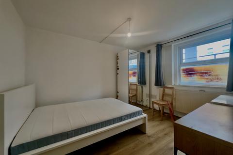 3 bedroom flat to rent, Amersham Road, New Cross, Lewisham, London, SE14 6QE