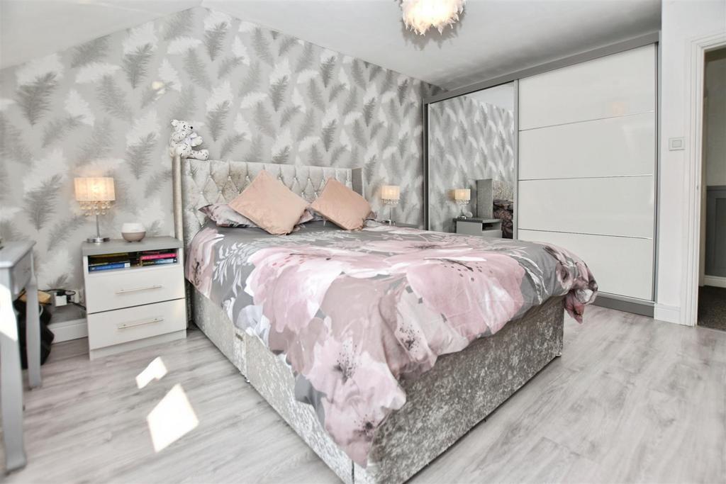 C1557459-bed 201 20wdrobes.JPG
